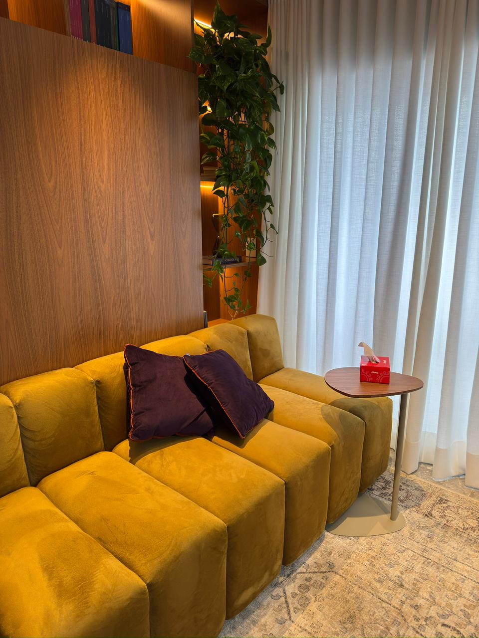 Sofá acolhedor no consultório da psicóloga Camila Demian